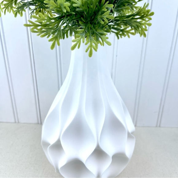 Modern Flower Vase, Abyssal Flower Vase - Picture 2 of 7
